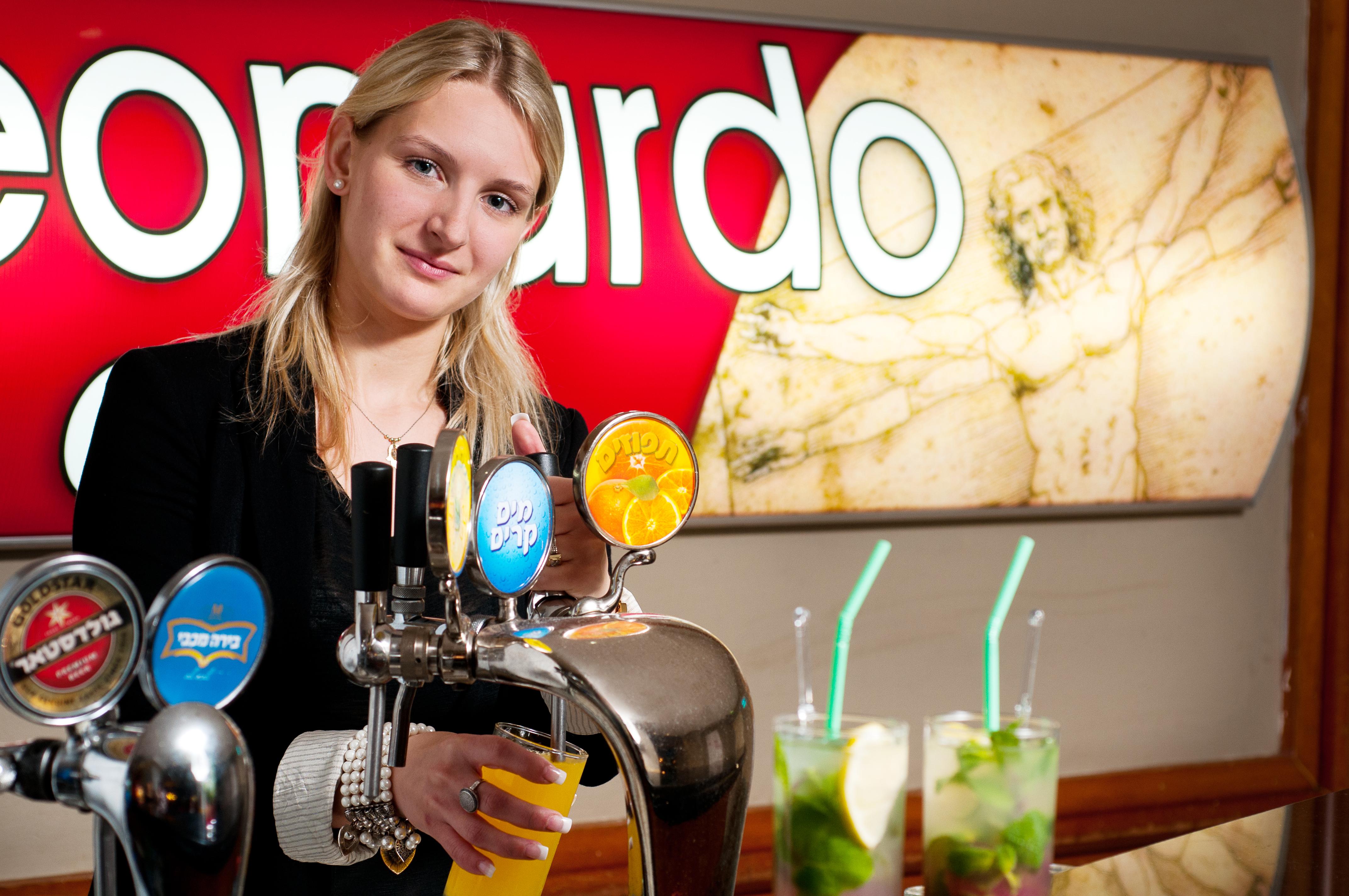 Leonardo Club Hotel Dead Sea - All Inclusive Neve Zohar Exterior foto A bartender at work
