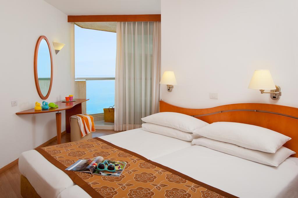 Leonardo Club Hotel Dead Sea - All Inclusive Neve Zohar Exterior foto A room at the hotel